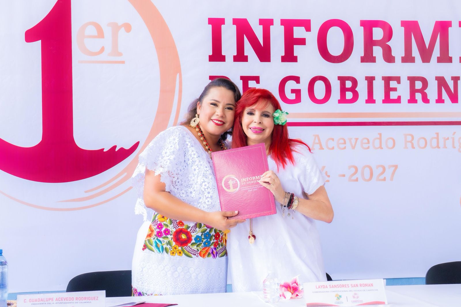 LA GOBERNADORA LAYDA SANSORES RECIBIÓ DE LA ALCALDESA DE CALAKMUL, GUADALUPE ACEVEDO, EL DOCUMENTO DEL PRIMER INFORME